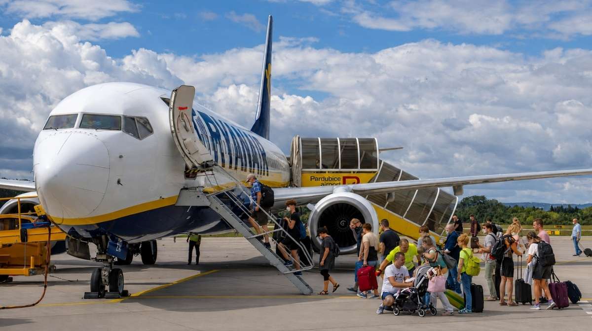 Familias embarcando en un avión de Ryanair tras el cambio de normas sobre la asignación gratuita de asientos para padres e hijos.