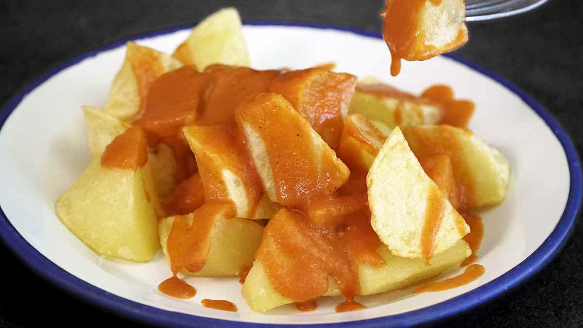 Patatas bravas con salsa brava madrileña tradicional elaborada con pimentón y sin tomate