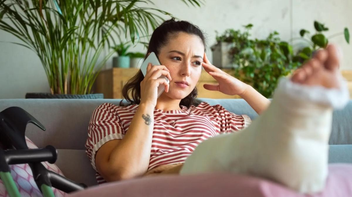 Trabajadora de baja laboral por lesión mientras la Seguridad Social refuerza el control de las incapacidades temporales