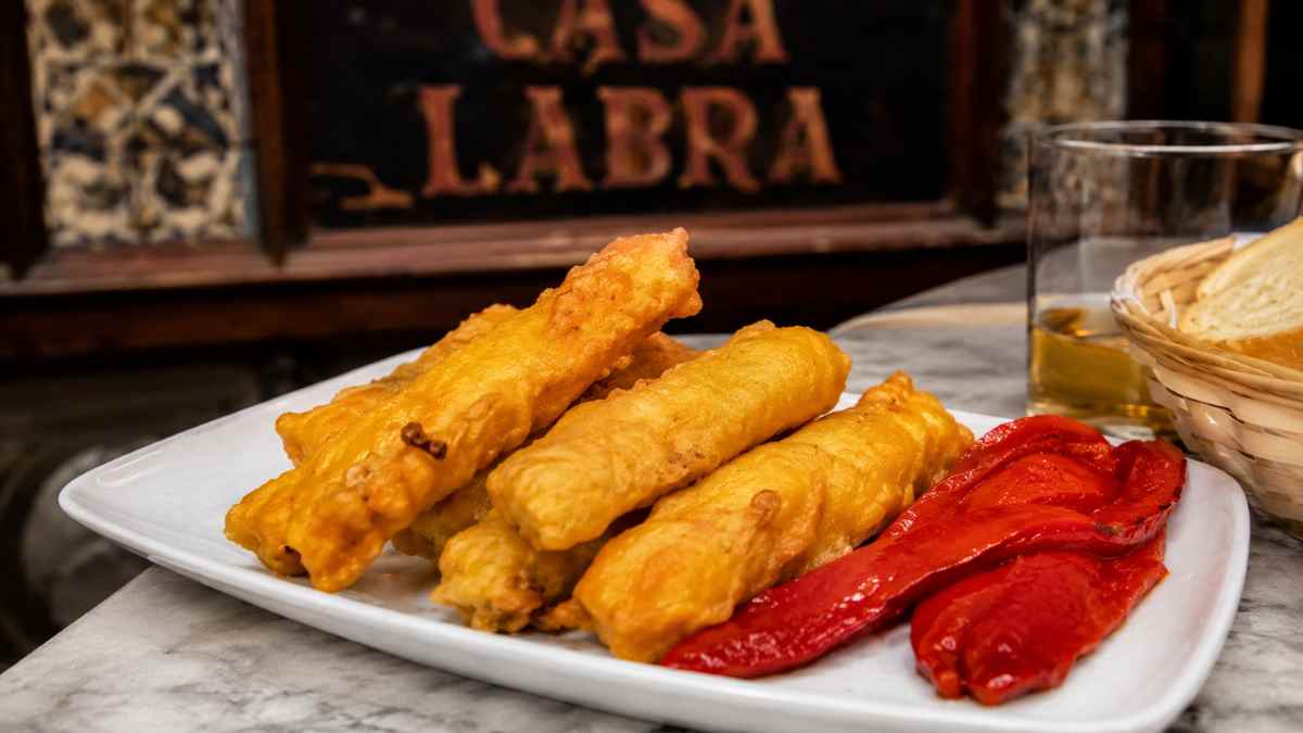 Soldaditos de Pavía con pimiento rojo en una taberna tradicional de Madrid