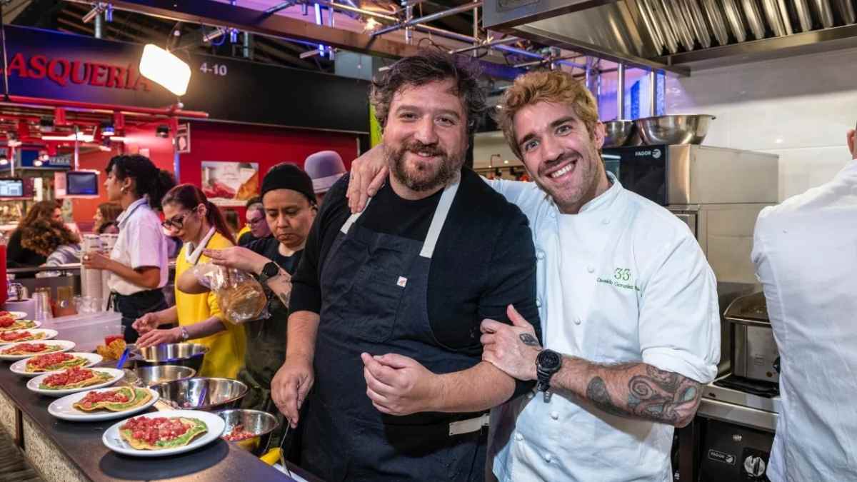 Chef de La Once Mil junto al equipo de Los 33 durante la presentación de la taquería con estrella Michelin que abrirá en Madrid