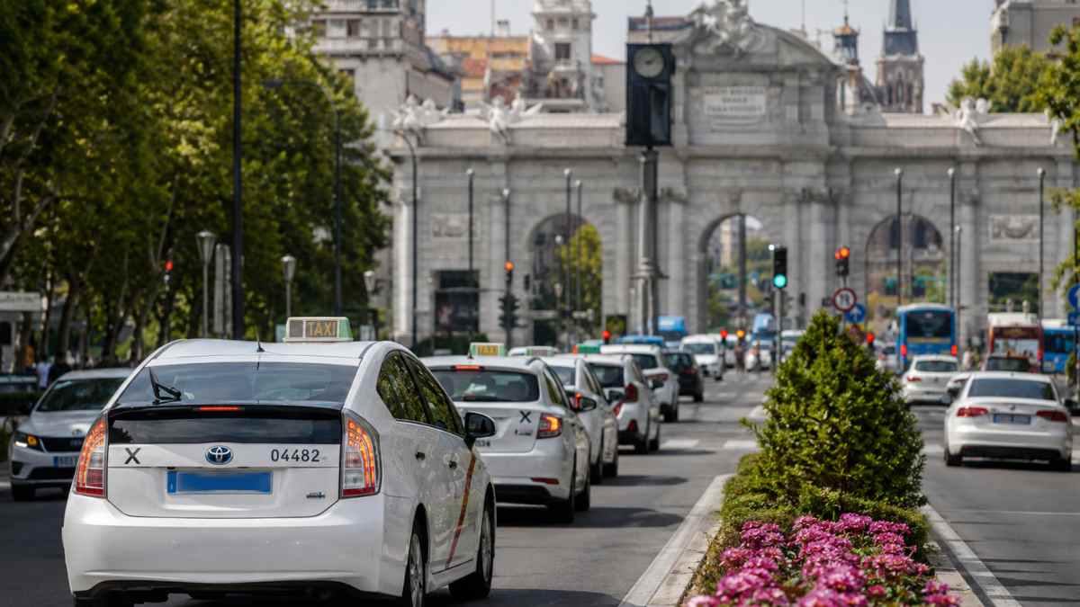 Taxis circulando por el centro de Madrid durante el dispositivo especial de movilidad por la visita del Papa León XIV