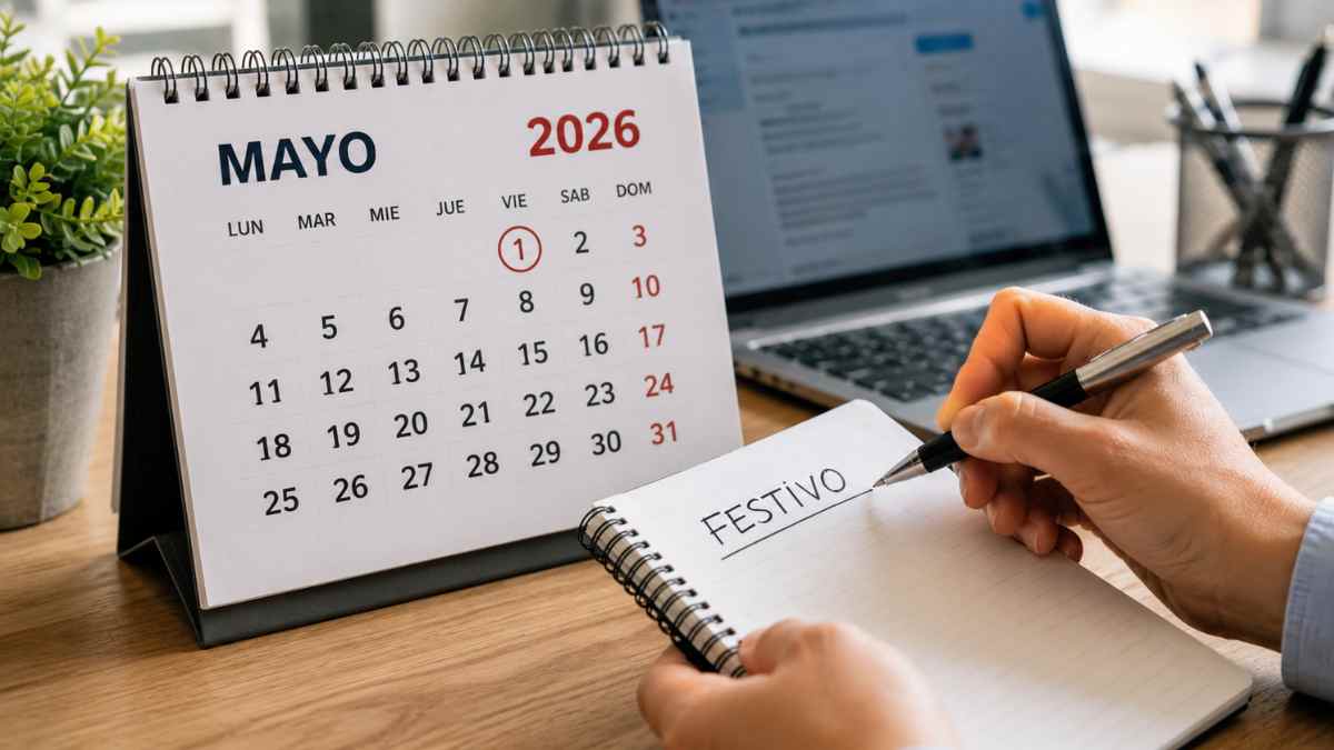 Trabajador consulta el calendario laboral de 2026 con los festivos retribuidos y no recuperables reconocidos por ley