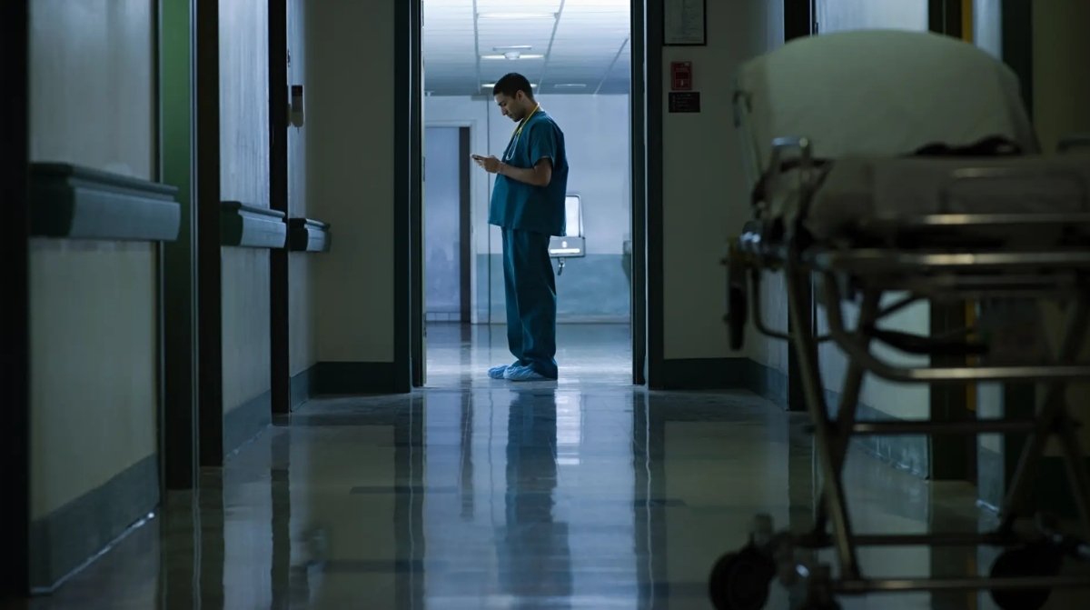 Trabajador sanitario durante un turno nocturno en un hospital, ejemplo de trabajo nocturno con turnos rotativos