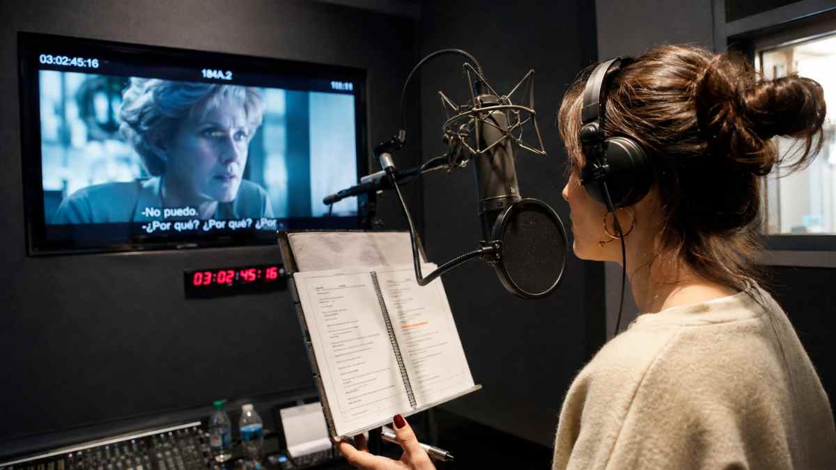 Actor de doblaje trabajando en un estudio profesional durante una sesión de grabación de voces en España