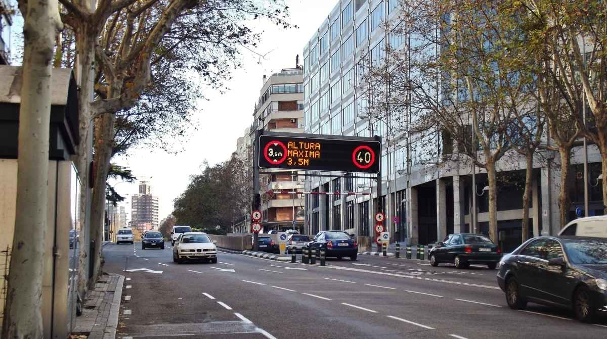 Entrada al túnel de María de Molina en Madrid con señal de velocidad máxima de 40 km/h