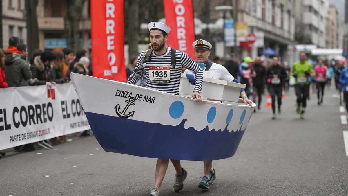 Corredor disfrazado de barco durante una carrera de San Silvestre, caso del vendedor de Decathlon despedido mientras estaba de baja laboral.