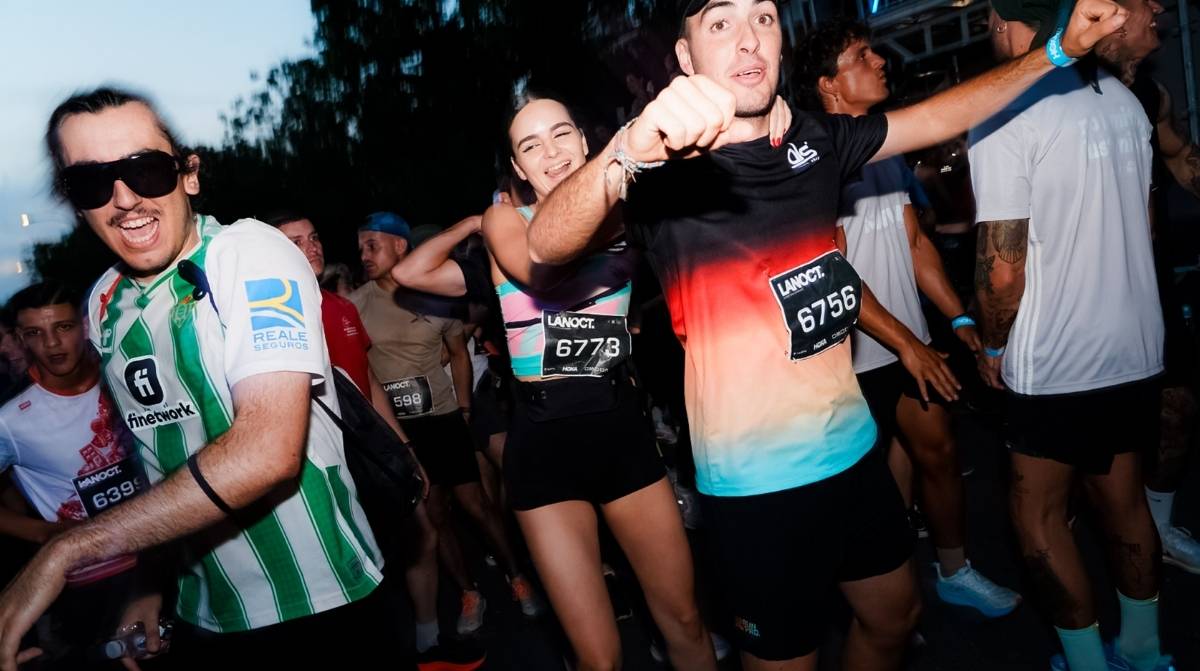 Participantes de LaNoct disfrutando de la carrera nocturna de Madrid con música, animación y ambiente de festival