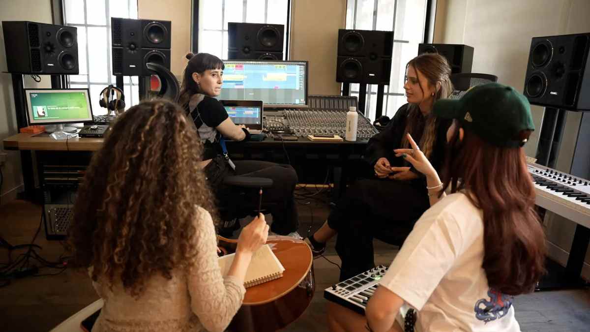 Participantes de la residencia musical de We Make Noise durante una sesión de producción en un estudio de Madrid.