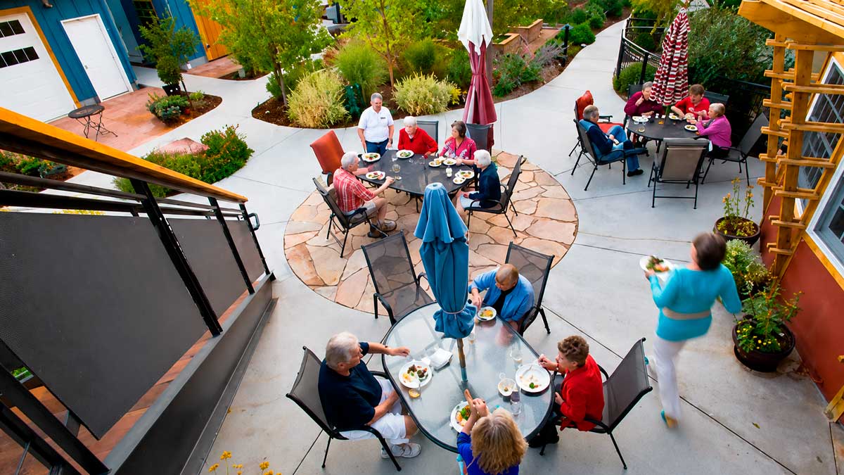 Mayores comparten una comida en un cohousing senior de Madrid, una alternativa a las residencias tradicionales.