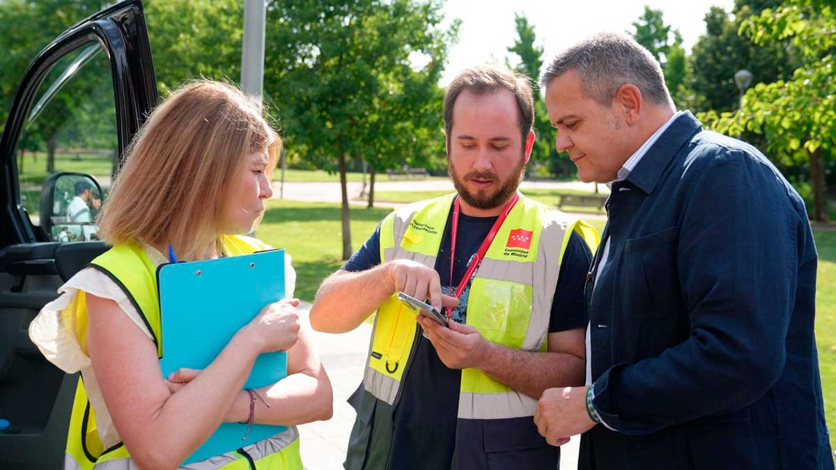 Personal revisa solicitudes de ayudas al transporte adaptado en Madrid al aire libre