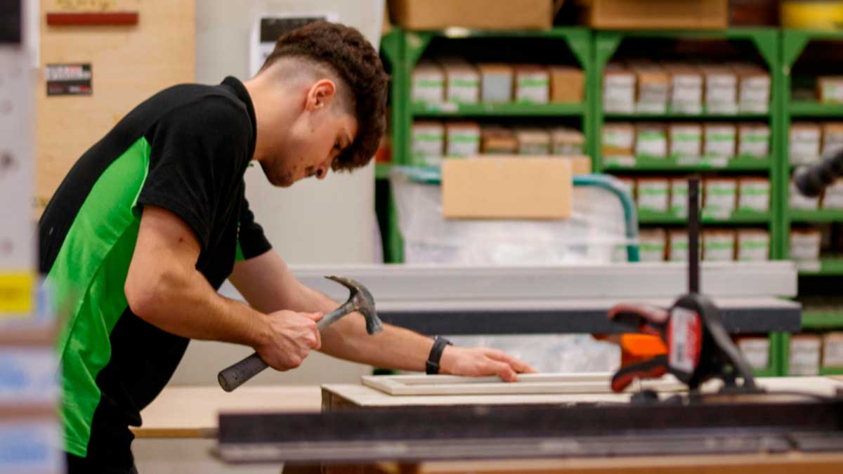 Joven trabajando en carpintería beneficiario de ayudas para contratar jóvenes