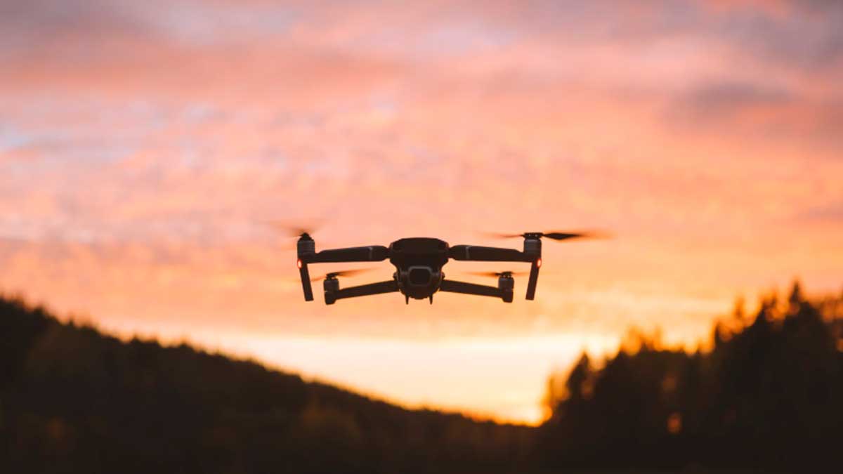 Drone volando al atardecer en Madrid, ayudas para drones en empresas
