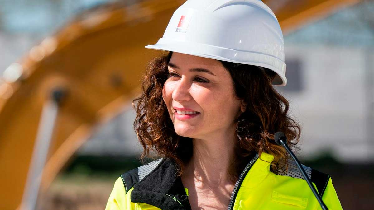 Ayuso con chaqueta reflectante en obra, ayudas para reformar casa en Madrid