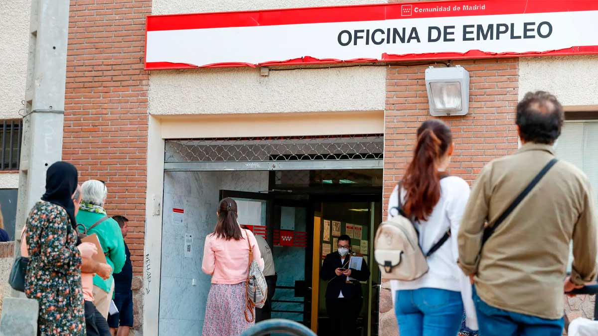 Personas hacen fila en una oficina de empleo en Madrid por ayudas por incendios en la Sierra Oeste