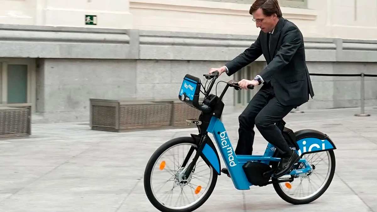 Usuario probando una bicicleta eléctrica de bicimad en Pozuelo durante el lanzamiento del servicio.