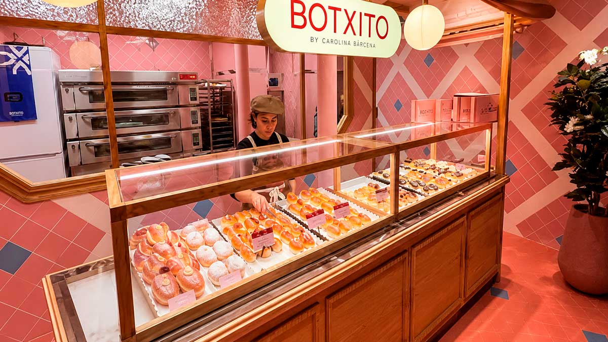 Mostrador de la tienda Botxito con bollos de mantequilla artesanales de Bilbao en su establecimiento de Madrid.