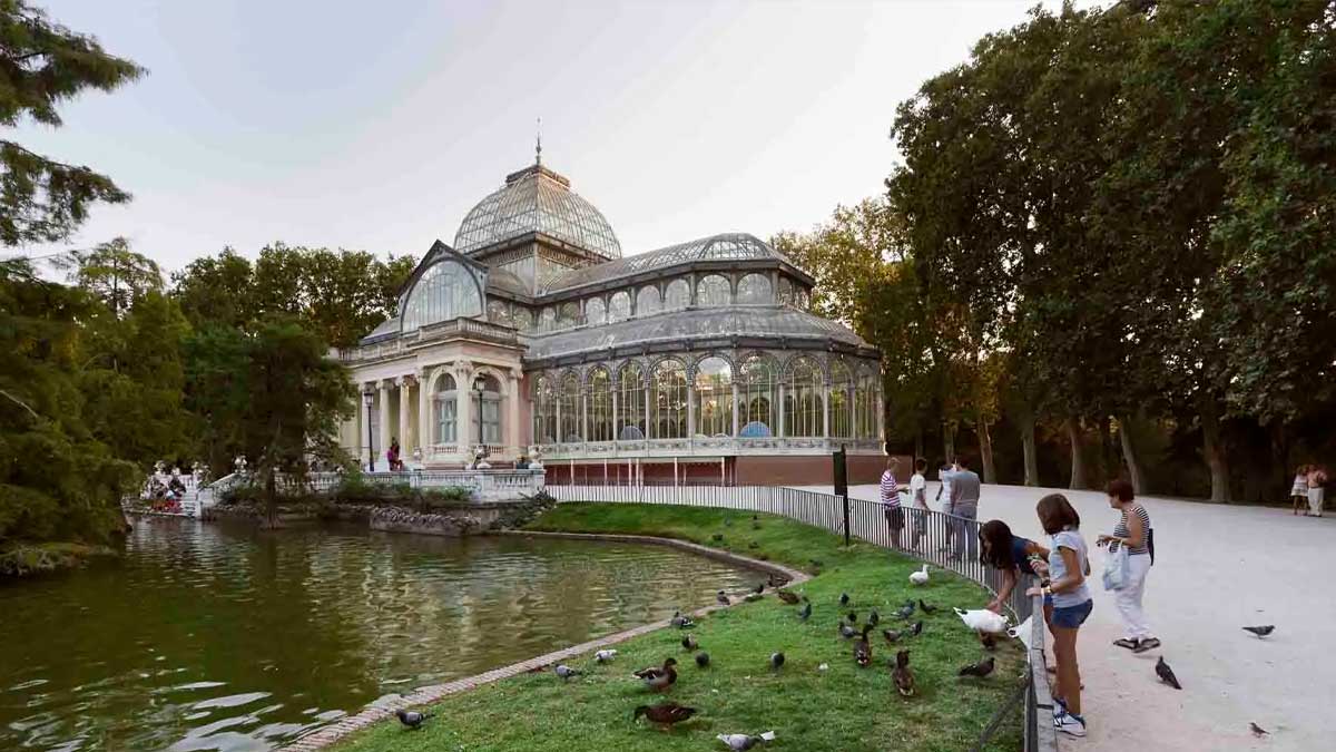 Palacio de Cristal en Madrid con familias disfrutando del parque, calidad de vida en Madrid