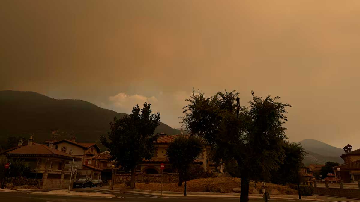 Cielo anaranjado por el calor y el humo en una localidad de Madrid durante una jornada con alerta amarilla de AEMET.