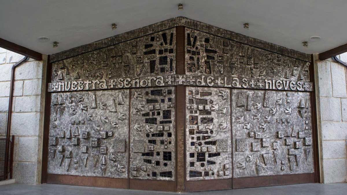 Puerta principal de la iglesia Nuestra Señora de las Nieves en el templo de las 300.000 comuniones anuales