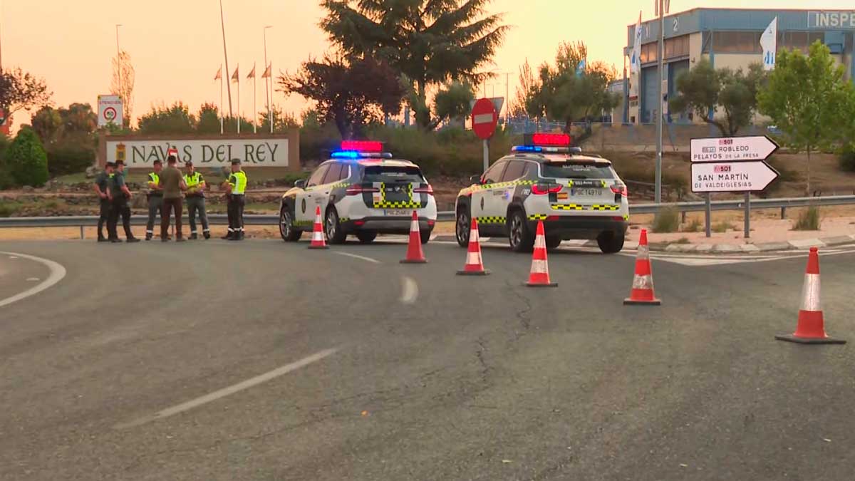 Carreteras cortadas en Madrid por incendios con presencia policial y vehículos oficiales