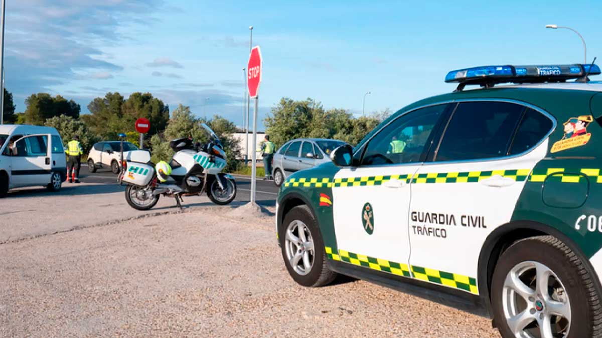 Guardia Civil tráfico controla carreteras cortadas en Madrid por incendios