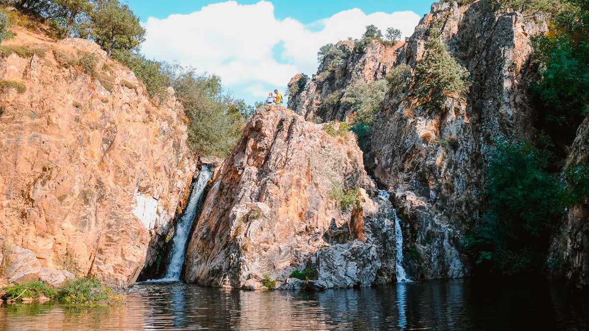 Cascadas de la Sierra Norte en Madrid con saltos de agua entre rocas y vegetación