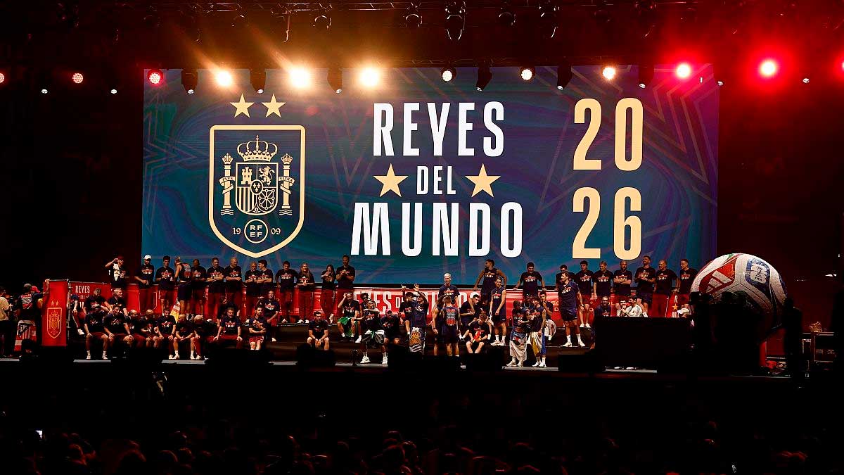 Celebración en Cibeles por el Mundial de España con multitud y pancarta "Reyes del Mundo 2026