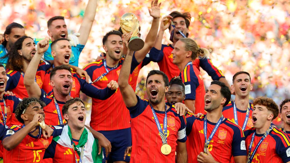 Jugadores de la selección española celebran con la copa en la celebración