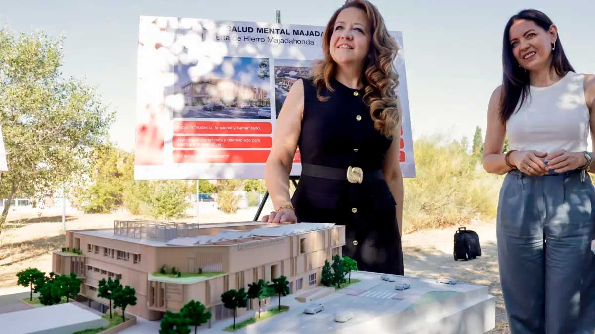 Presentación del nuevo centro de salud mental en Majadahonda con maqueta y responsables del proyecto