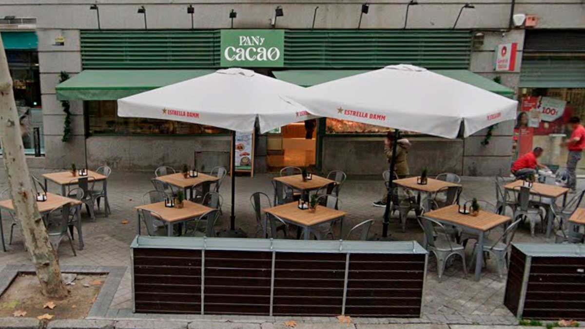 Terraza de la pastelería Pan y Cacao en Madrid antes de su cierre