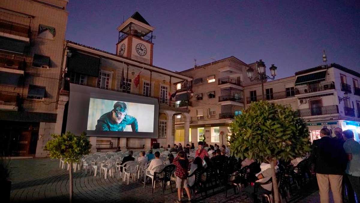 Proyección de cine al aire libre en un municipio madrileño durante el plan piloto