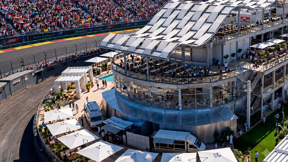 Vista aérea del circuito Madring de F1 con gradas llenas y zona VIP durante un evento