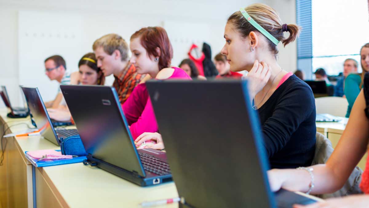 Estudiantes participan en el concurso DataMad 2026 usando portátiles en clase de inteligencia artificial.