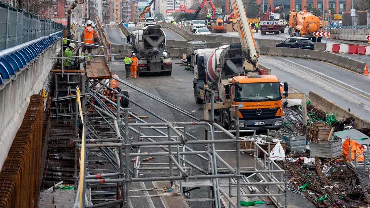 Obras en la A-5 con maquinaria y operarios durante los cortes de tráfico