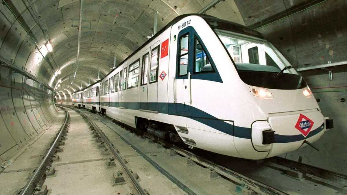 Tren del Metro de Madrid circulando por un túnel durante los cortes en las líneas L6, L7 y L9B