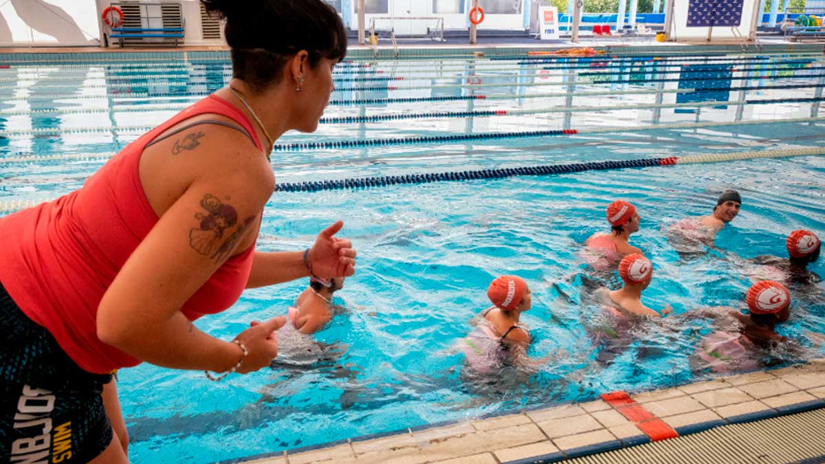 Instructora dirige curso gratuito de natación para jóvenes en Madrid este verano