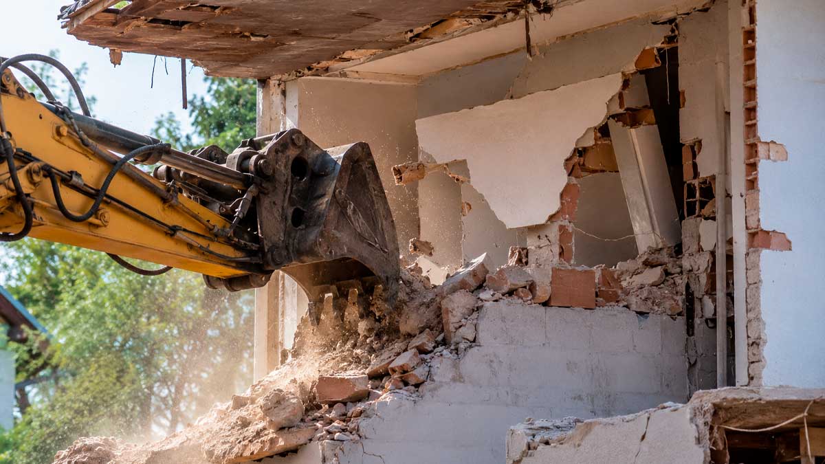 Derribo de construcciones ilegales en Fuente el Saz de Jarama con maquinaria pesada