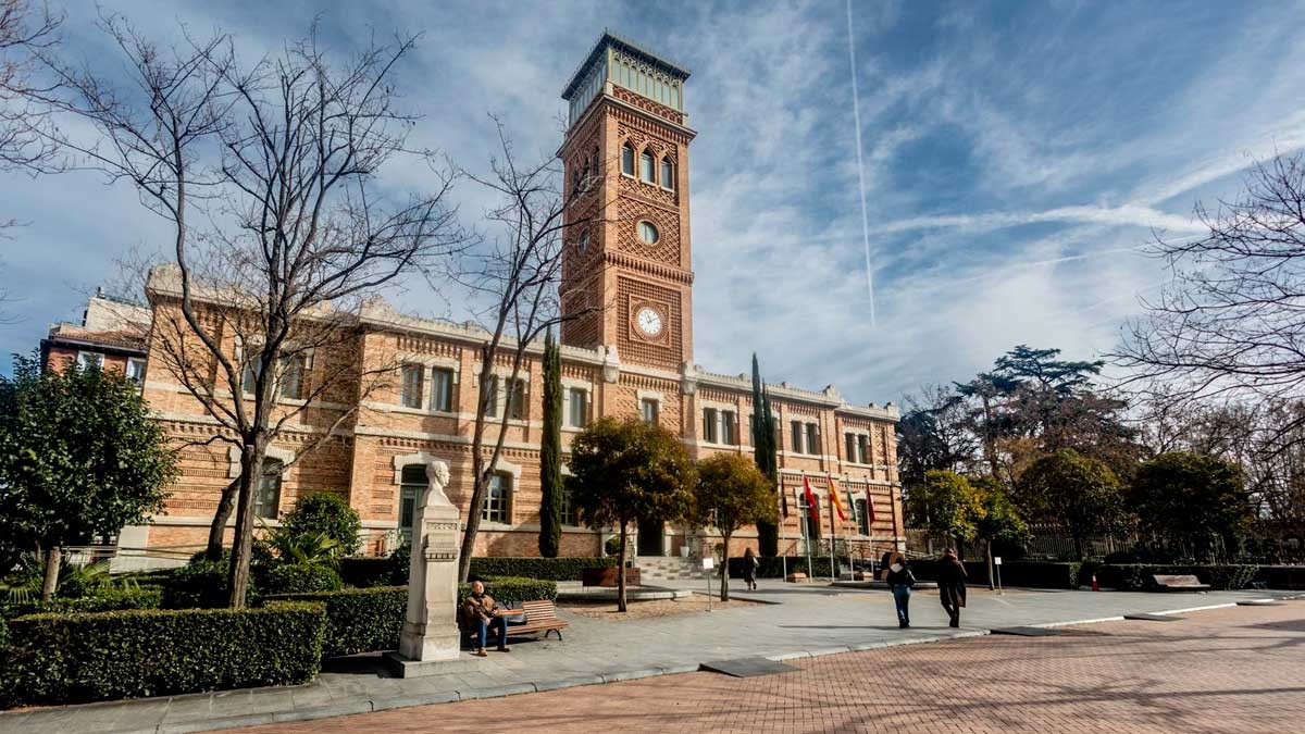 Fachada de Casa Árabe en Madrid antes del desalojo, con su torre y jardines visibles