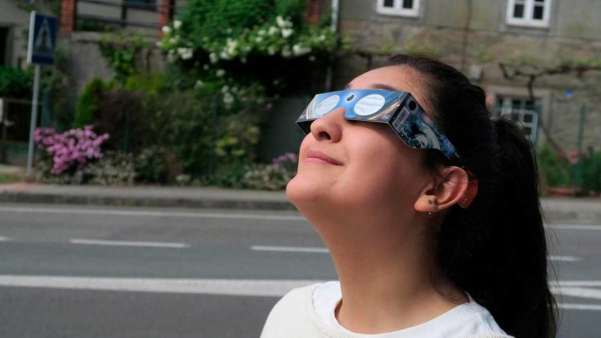 Persona observa el eclipse solar en Sanse con gafas especiales gratuitas