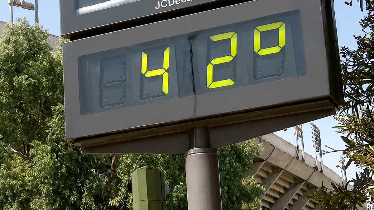 Reloj digital en Madrid marcando 42,9 grados durante alerta amarilla por calor