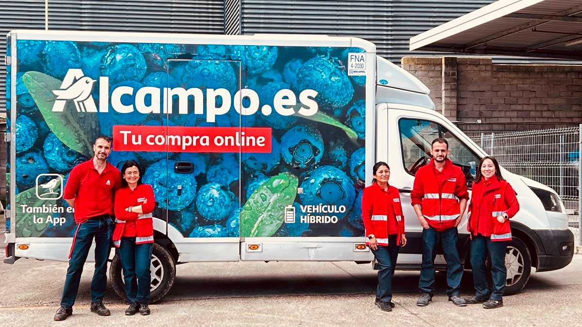 Empleo en Alcampo: equipo de reparto junto a furgoneta híbrida en Madrid