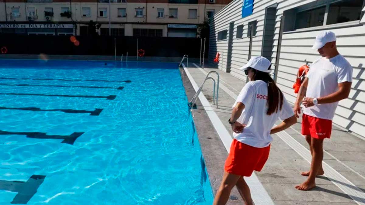 Socorristas en una piscina de Madrid afectados por la falta de personal