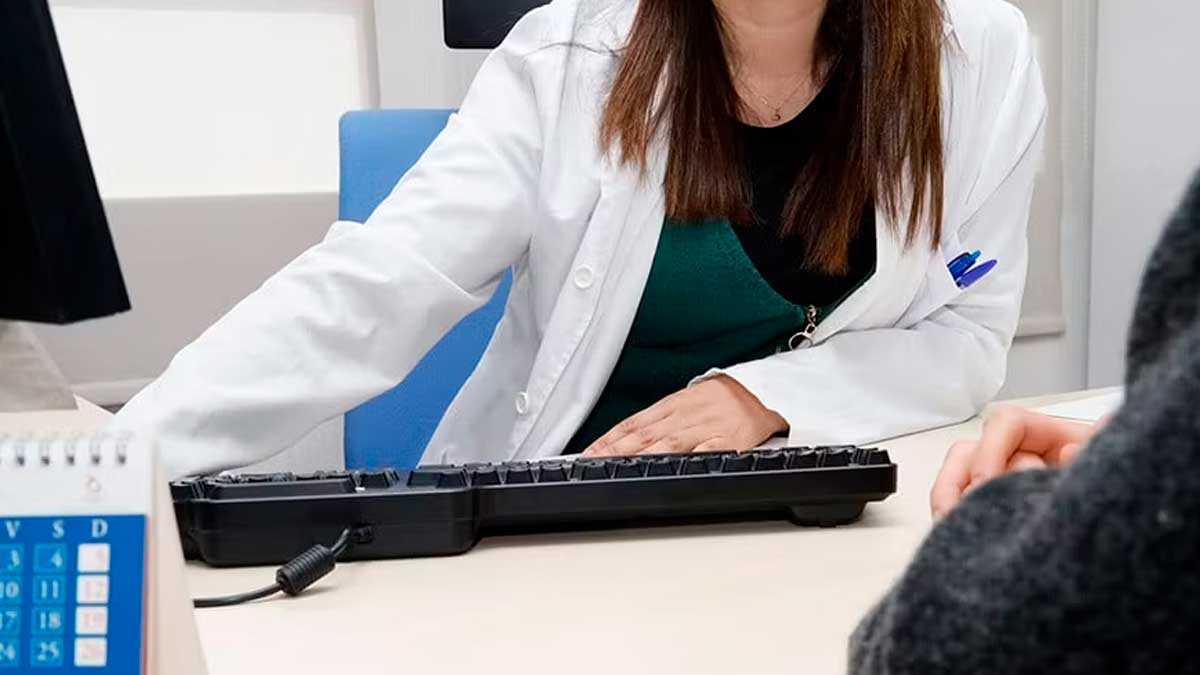 Sanitaria del SERMAS atendiendo a un paciente en consulta en Madrid