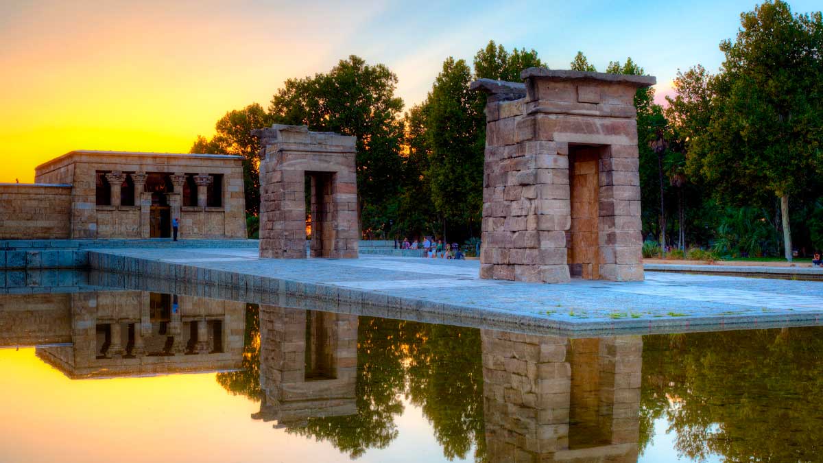 Templo de Debod en Madrid al atardecer, reflejado en el agua, historia del Templo de Debod