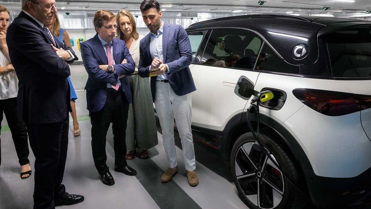 Autoridades visitan el hub de movilidad en Velázquez con vehículos eléctricos y puntos de recarga