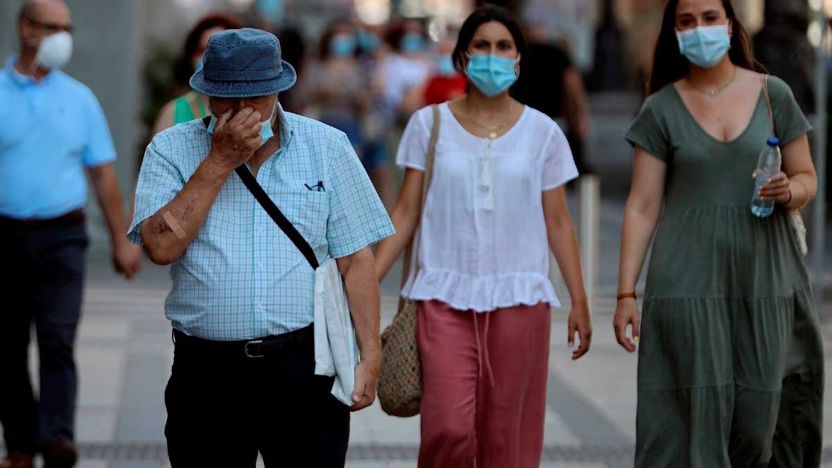 Personas en Andalucía con mascarilla por humo de incendios según guía de Sanidad