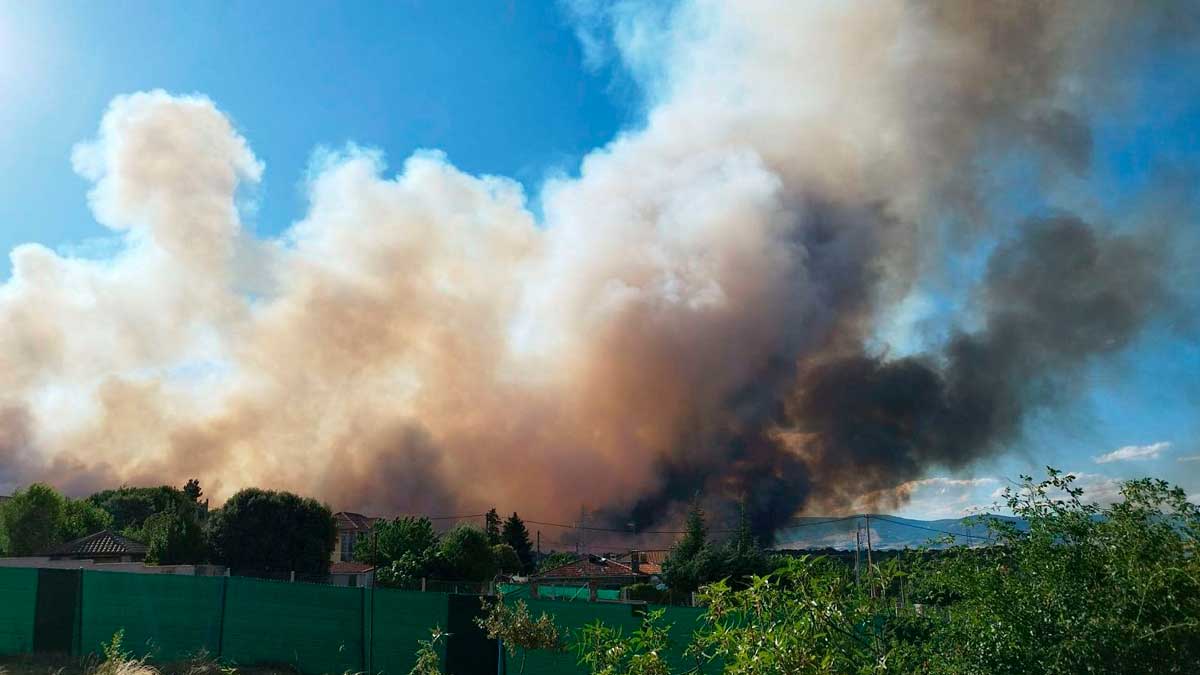 Incendio de Lozoyuela con grandes columnas de humo tras calcinar 770 hectáreas