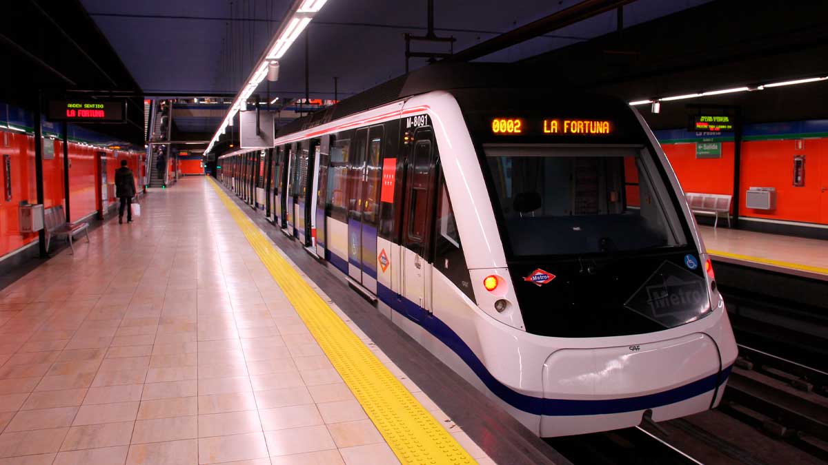 Andén y tren moderno en la Línea 11 de metro, clave en el nuevo trazado polémico