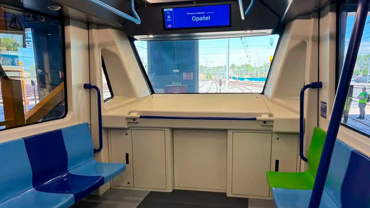 Interior del primer metro sin conductor en Madrid durante sus pruebas iniciales
